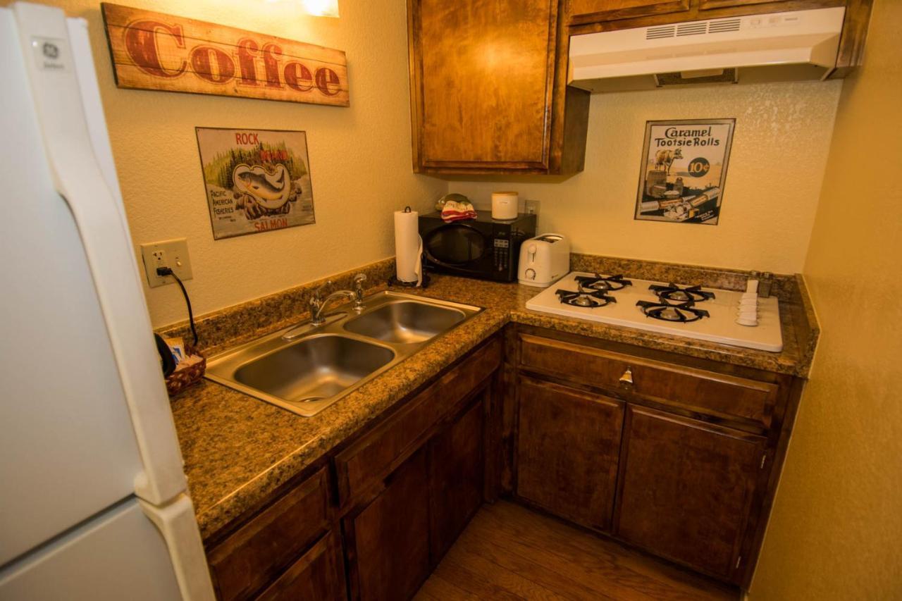 Hillcrest Suites & Cabins ビッグ・ベアー・レイク エクステリア 写真